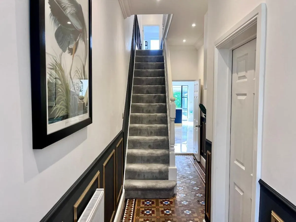 Holiday home Modern, Spacious, And Elegant Four Bedroom Home Cardiff