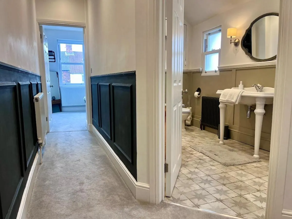 Modern, Spacious, And Elegant Four Bedroom Home Cardiff Holiday home