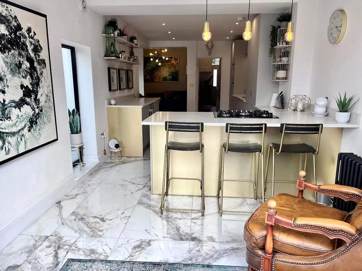 Modern, Spacious, And Elegant Four Bedroom Home Cardiff 0*,