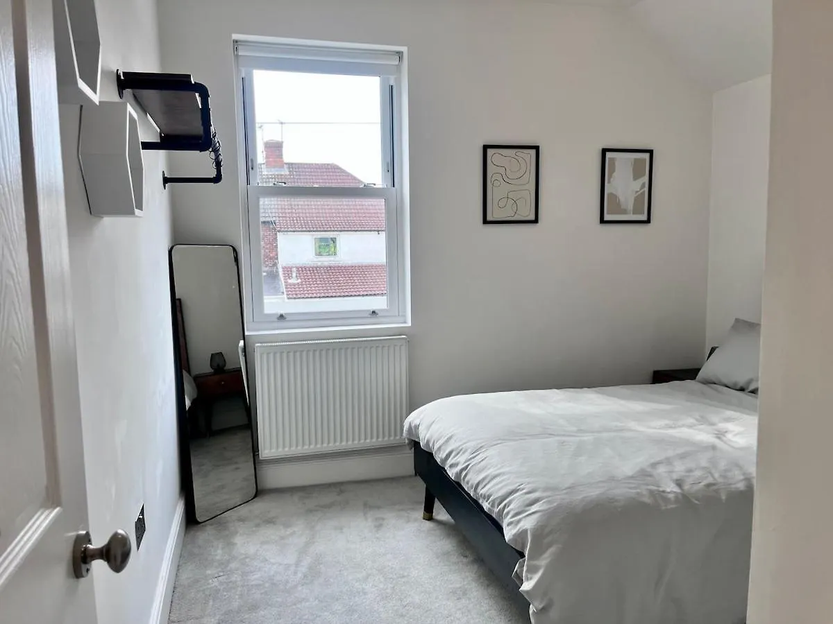 Modern, Spacious, And Elegant Four Bedroom Home Cardiff 0*,