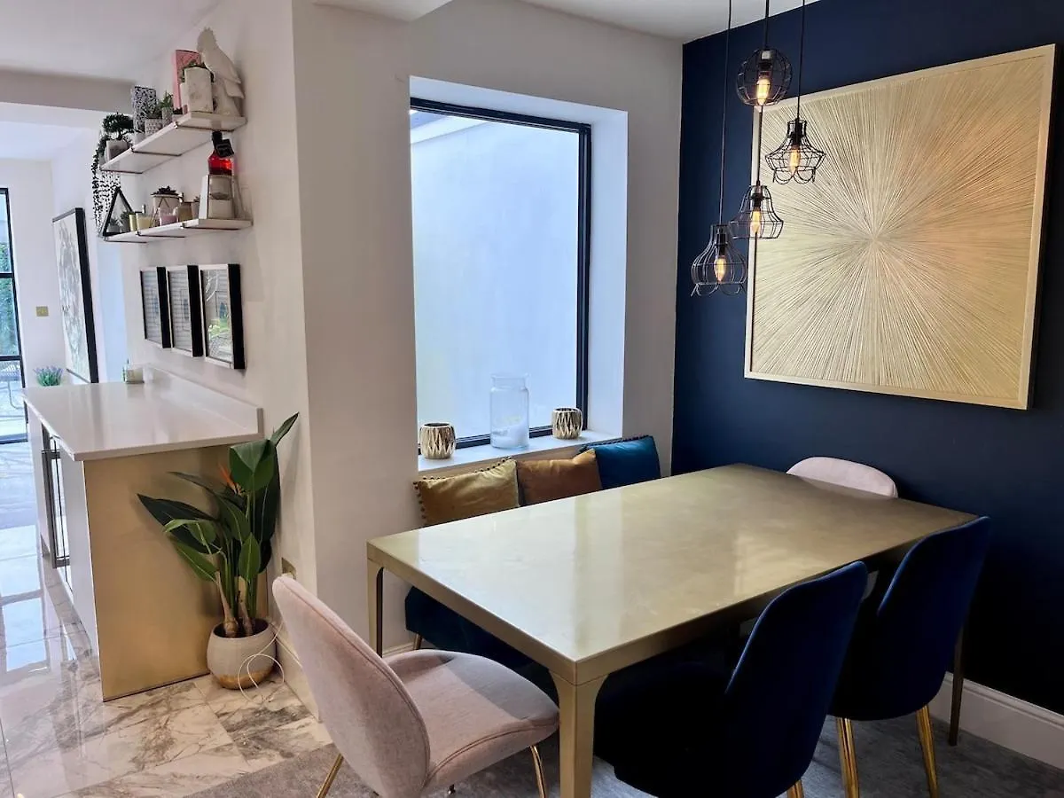 Modern, Spacious, And Elegant Four Bedroom Home Cardiff Holiday home