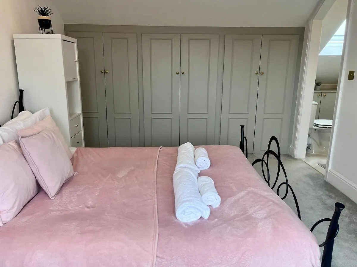 Modern, Spacious, And Elegant Four Bedroom Home Cardiff 0*,  United Kingdom