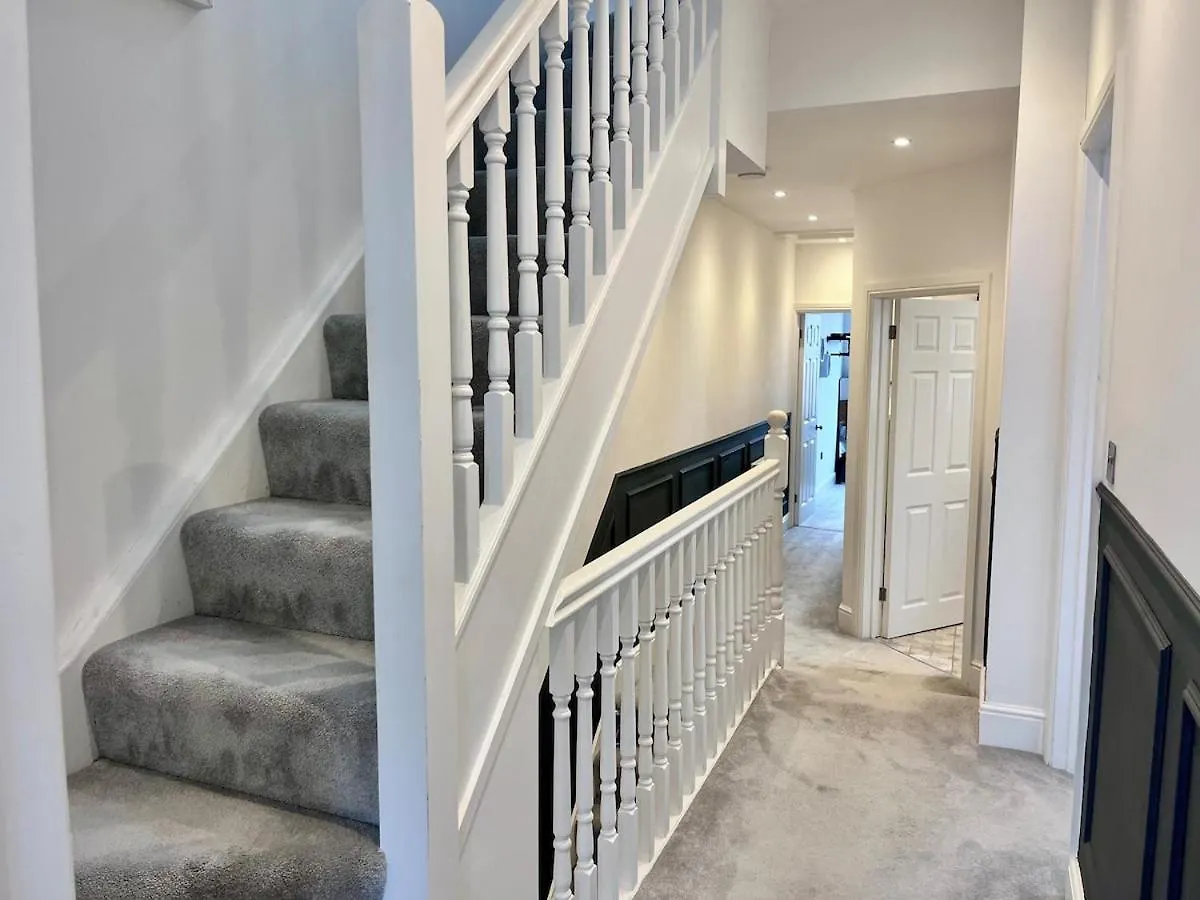 Modern, Spacious, And Elegant Four Bedroom Home Cardiff Holiday home