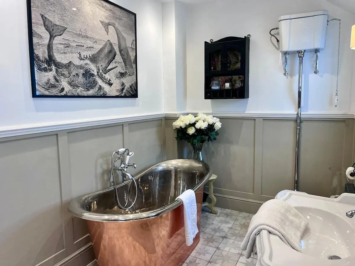 Modern, Spacious, And Elegant Four Bedroom Home Cardiff Holiday home