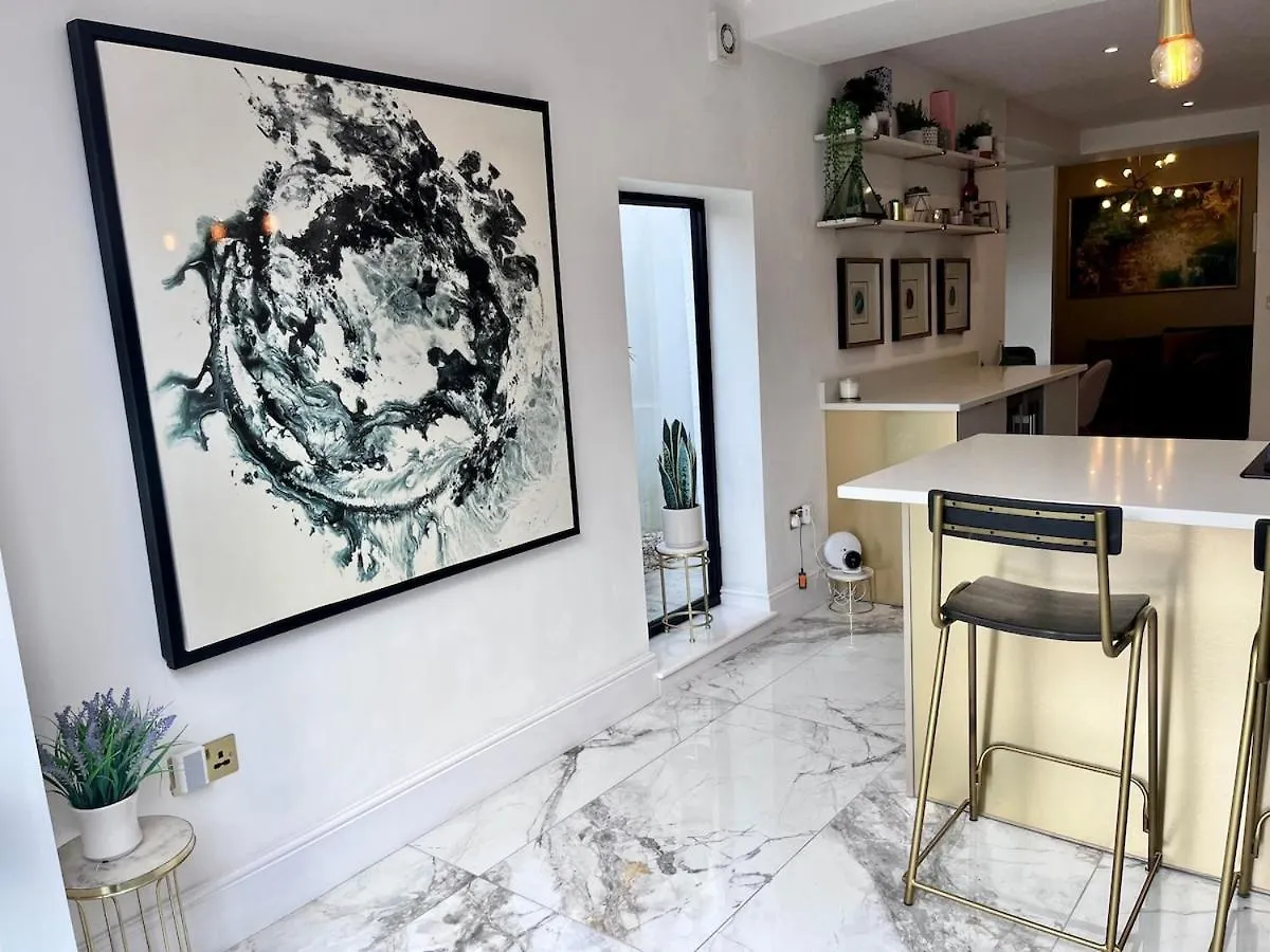 Holiday home Modern, Spacious, And Elegant Four Bedroom Home Cardiff