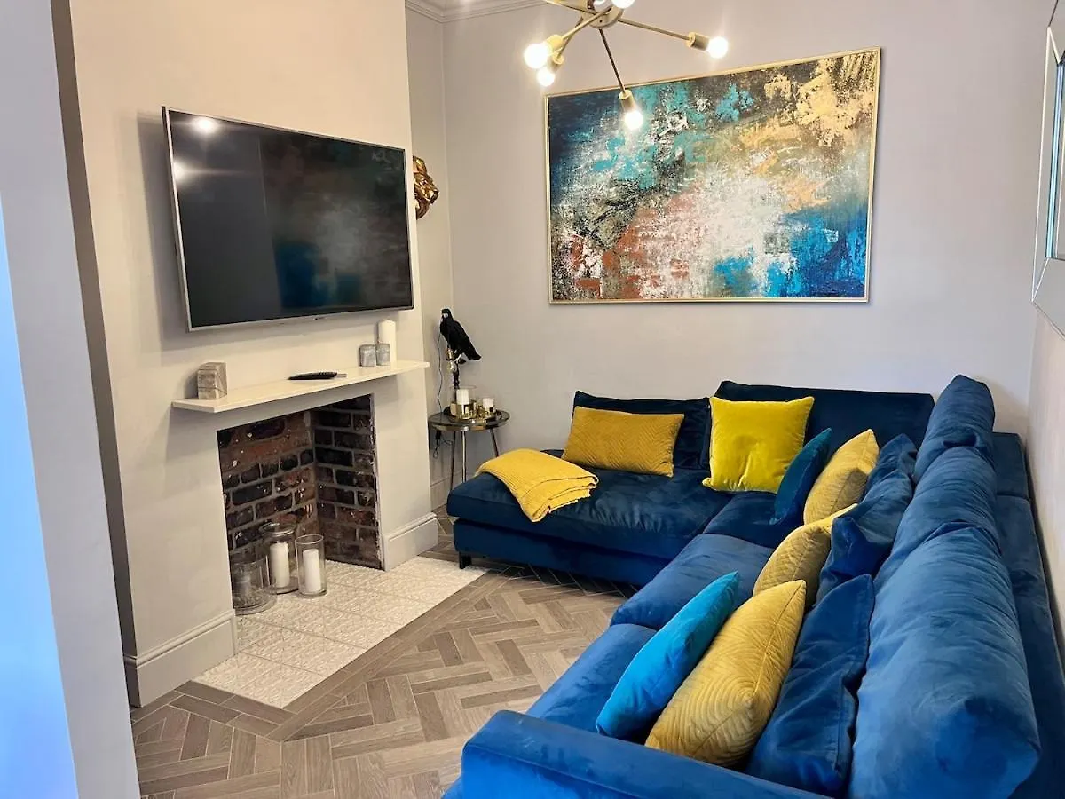 Modern, Spacious, And Elegant Four Bedroom Home Cardiff United Kingdom