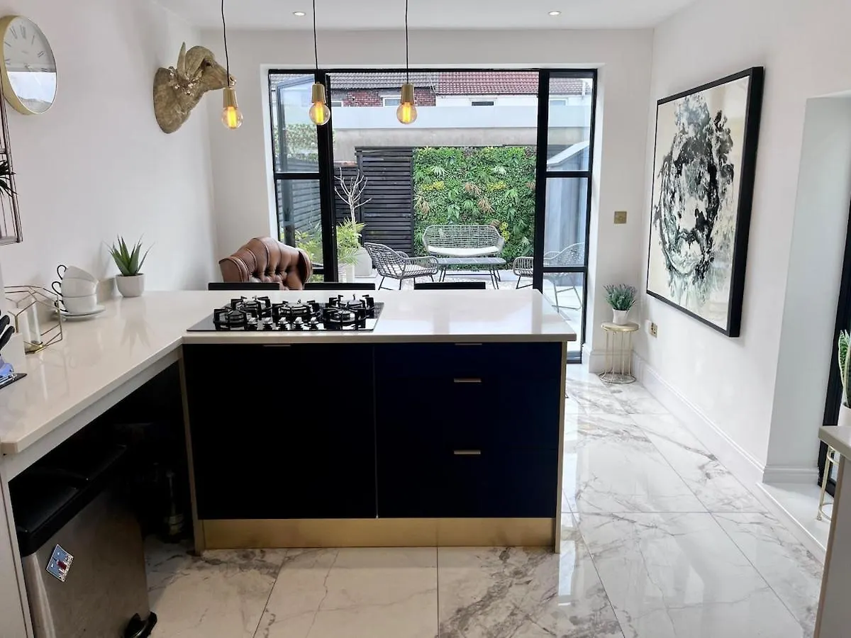 Holiday home Modern, Spacious, And Elegant Four Bedroom Home Cardiff