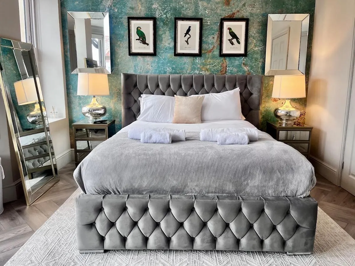 Modern, Spacious, And Elegant Four Bedroom Home Cardiff Holiday home