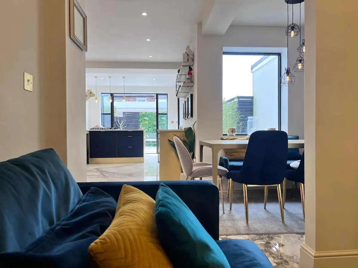 Modern, Spacious, And Elegant Four Bedroom Home Cardiff Royaume-Uni