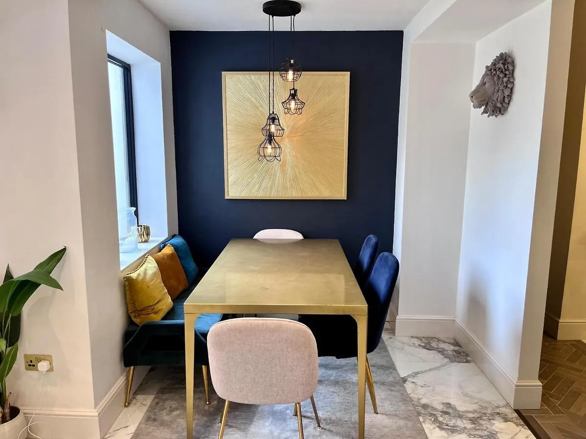 Hébergement de vacances Modern, Spacious, And Elegant Four Bedroom Home Cardiff
