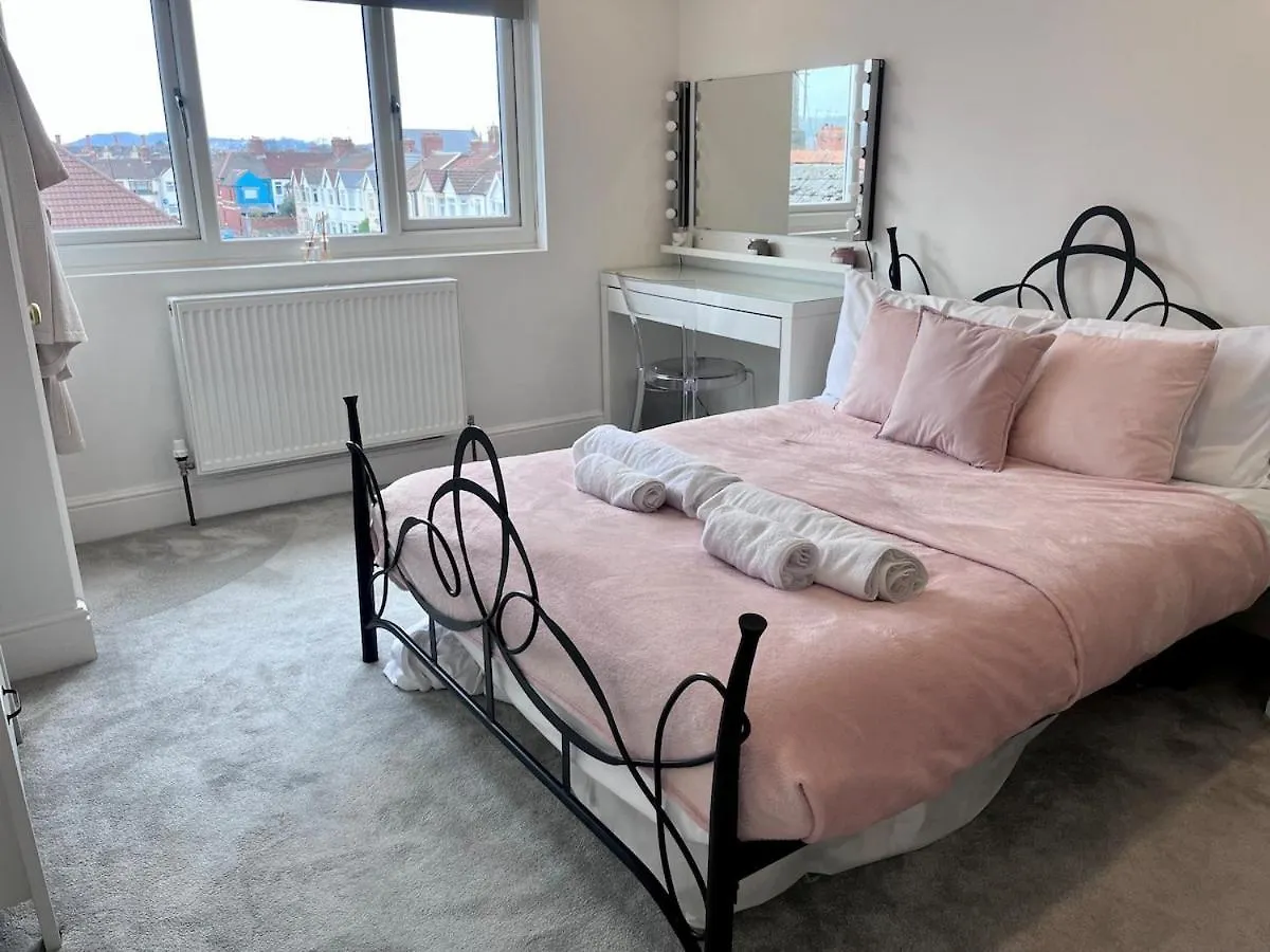 Modern, Spacious, And Elegant Four Bedroom Home Cardiff Royaume-Uni